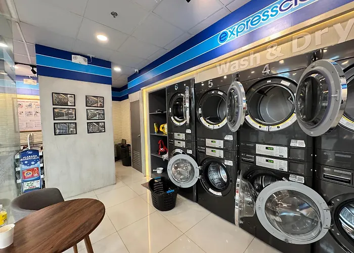 Deluxe With Parking In Red Residences Chino Roces Ave, Makati By Prime