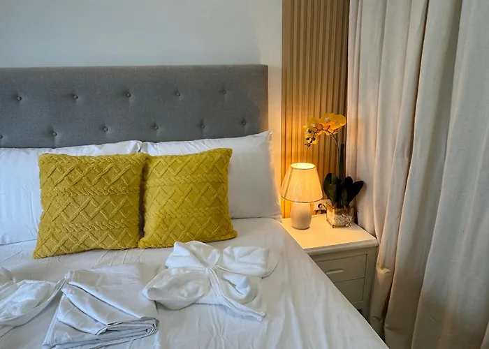 Deluxe With Parking In Red Residences Chino Roces Ave, Makati By Prime *