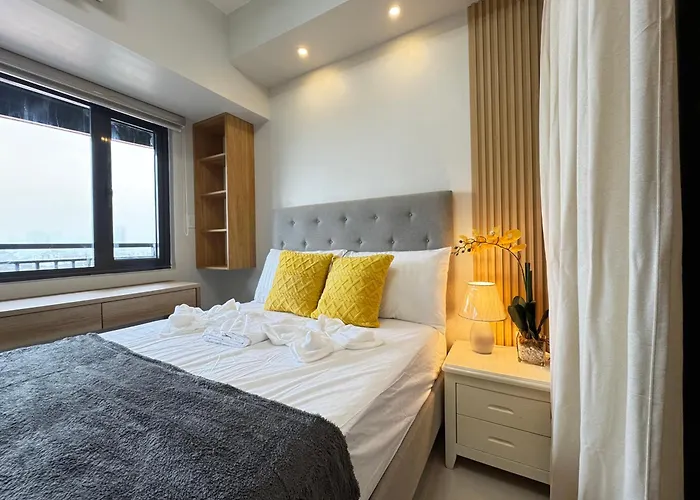 Deluxe With Parking In Red Residences Chino Roces Ave, Makati By Prime *