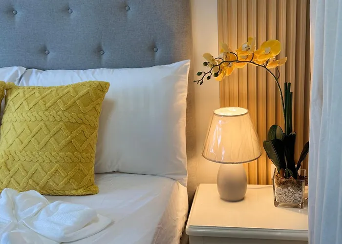Appartement Deluxe With Parking In Red Residences Chino Roces Ave, Makati By Prime Manille