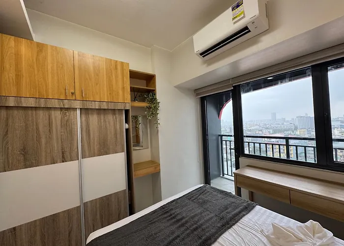 Deluxe With Parking In Red Residences Chino Roces Ave, Makati By Prime